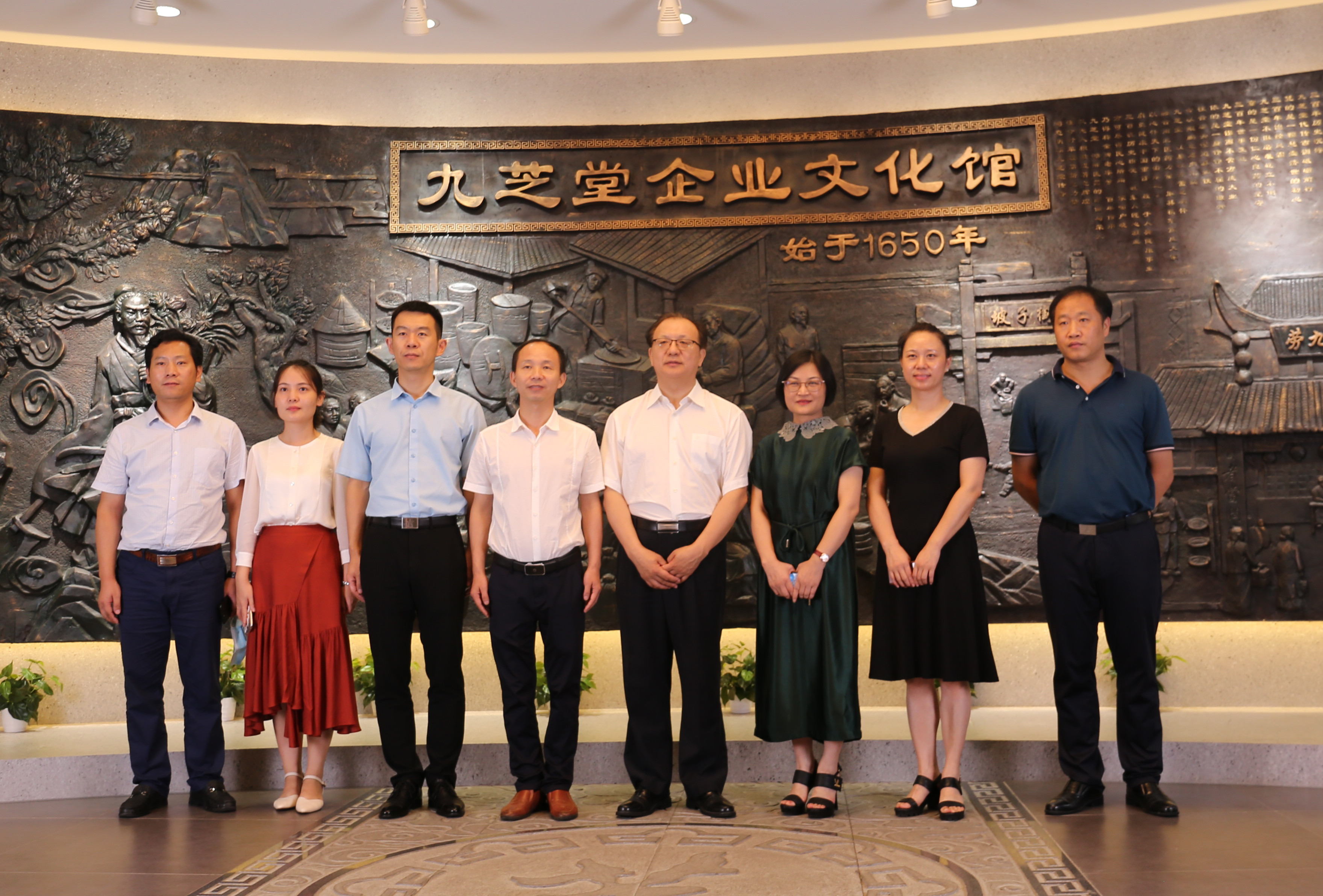 湖南中医药大学党委书记秦裕辉率智库研究课题小组莅临太阳成集团tyc9728调研